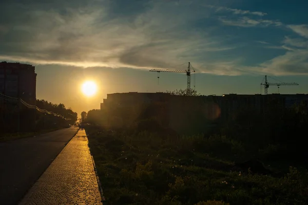 Vue Majestueuse Une Silhouette Bâtiments Urbains Avec Grues Tour Construction — Photo