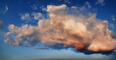 Panorama canlı gökyüzü. Alacakaranlık günbatımının panoraması ve renkli bulutlar - dramatik bulutlu güneş ışığı.