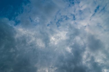 Bulutlu mavi güzel gökyüzü, dramatik bulutlar.