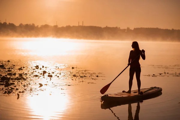 Silhouette Woman Standing Inflatable Sup Board Sunrise Paddling Shiny Water — 图库照片