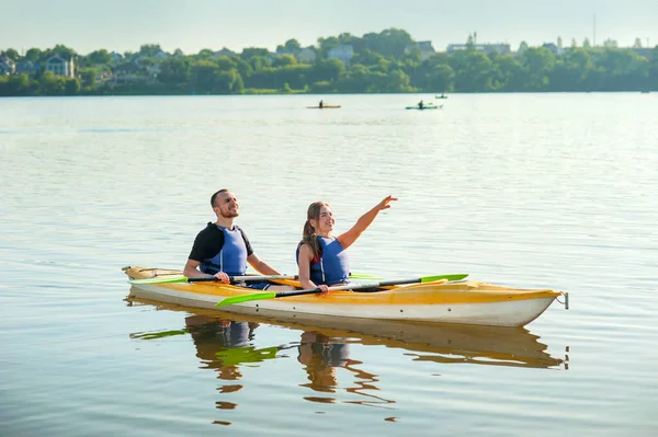Young Couple Kayaking Pond Water Tourism Active Recreation — Stock Photo, Image