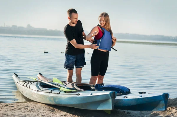 Man Puts Woman Life Jacket Kayaking Summer Vacation Active Sport — 图库照片