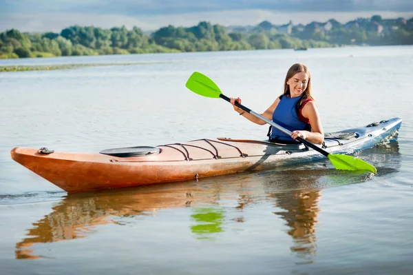 Tourist Woman Paddling Kayak Alone Lake Girl Goes Water Excursion — Stockfoto