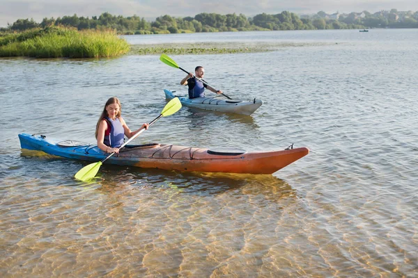 Two Kayaks Canoes Couple Lake Walk Excursion — Fotografia de Stock