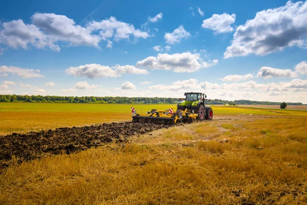 Traktor Nehéz Tárcsa Boronával Mezőn — Stock Fotó