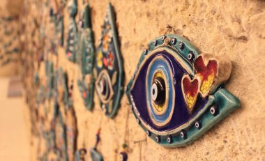 Koruma Gözü Madalyonu. Güzel bir kalbi var. Kem gözlere karşı takılı mavi boncuk.