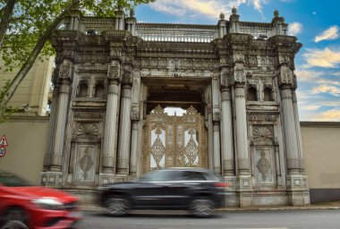 İstanbul 'da sarayın önünde çekilen uzun pozlar geçmişle gelecekle buluşuyor..