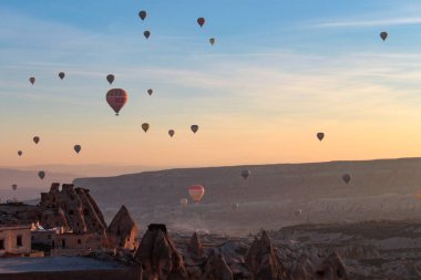 Sıcak hava balonları güneş doğduktan hemen sonra yükseliyor. Kapadokya 'da muhteşem bir manzara var.