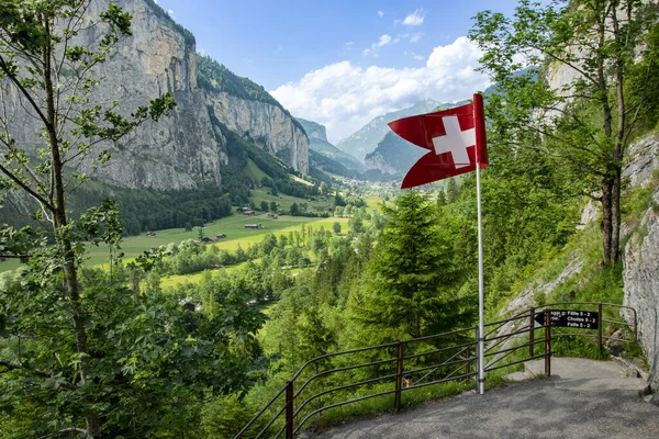 Úžasná Krajina Lauterbrunnen Švýcarské Alpy Les Švýcarská Vlajka Rodné Město — Stock fotografie