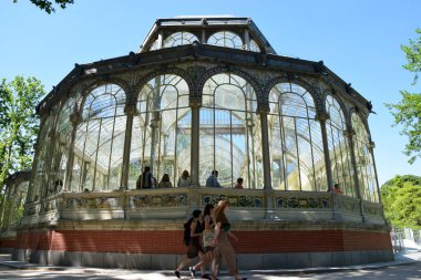 Madrid, İspanya; Kristal Saray, Madrid 'in Retiro Park' ında bulunan cam ve metal bir yapıdır. 1887 'de Filipinler' den Flora ve Fauna sergisi için inşa edildi..