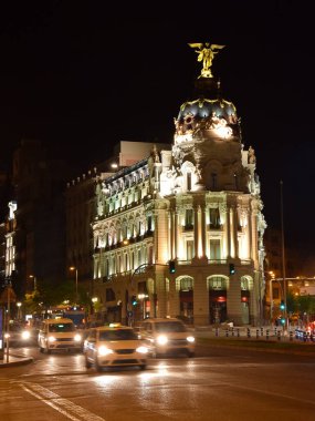 Madrid, İspanya - 2019. Madrid sokaklarının gece görüşü, gece meleği, şehrin bekçisi, trafik, arabalar, şehir hayatı.