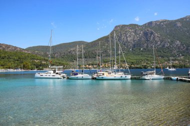 Akyaka Akbuk Türkiye 'de denizde yüzen teknelerin yansımaları, seyahat yeri, kristal berrak deniz.