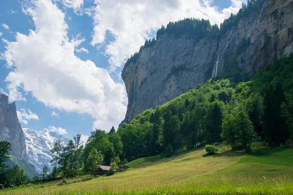 Vieille Maison Milieu Vallée Lauterbrunnen Avec Vue Sur Les Clôtures — Photo