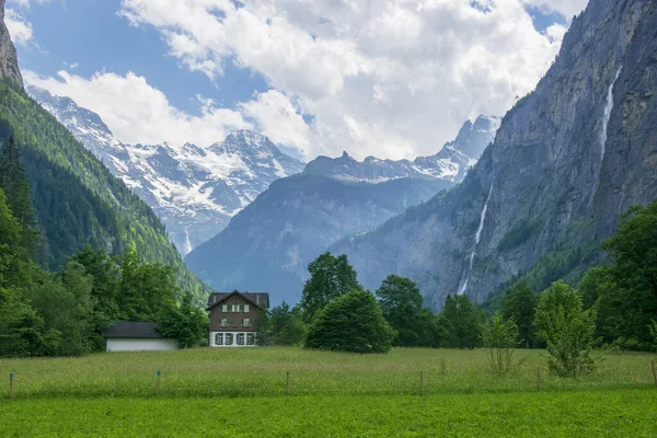 Malý Dům Uprostřed Úžasného Údolí Lauterbrunnen — Stock fotografie