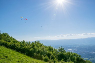 Arka planda yamaç paraşütçülerinin inanılmaz görüntüsü uçuyor.