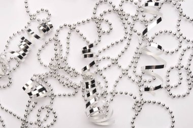 Gümüş kurdeleler ve boncuklar