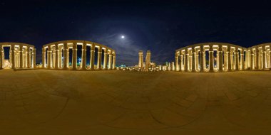 Sütunlar, Firavun Amenhotep III 'ün zarif sarayına, Luxor Tapınağı' nın güney ucundaki Mut ve Khonsu bark tapınaklarıyla açılıyor. 1989 'da restorasyon sırasında zeminin altında muhteşem bir heykel zulası bulundu.. 