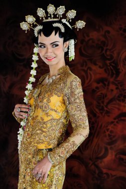 O kız sarı elbisesiyle çok güzel, büyüleyici bir gülümsemesi ve baştan çıkarıcı bakışları var..