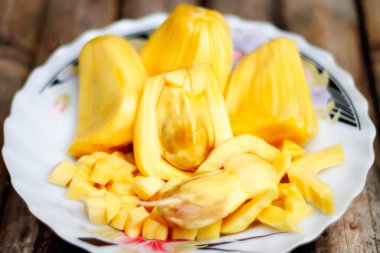 Jackfruit Endonezya 'da kolayca bulunan bir meyve türüdür. Tatlı bir tadı ve çok güçlü bir kokusu var..