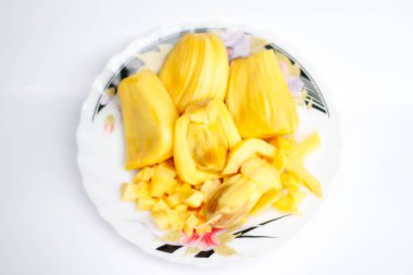 Jackfruit Endonezya 'da kolayca bulunan bir meyve türüdür. Tatlı bir tadı ve çok güçlü bir kokusu var..