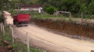 Toprak bir yoldan geçen bir kamyon.