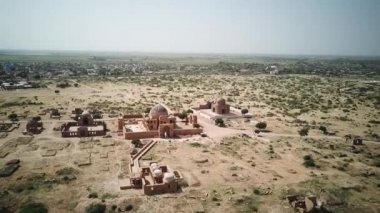 Makli Necropolis, Pakistan 'ın Sindh ilindeki Thatta şehrinin 10 kilometre yakınına yayılmış dünyanın en büyük cenaze alanlarından biridir.. 