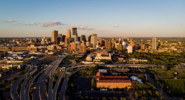 Minnesota, Minneapolis 'in ufuk çizgisinde güzel bir gün doğumu. Erken saatlerde bir drone ile altyazı:.