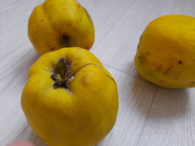 Sarı sulu meyve. Yaklaş. 