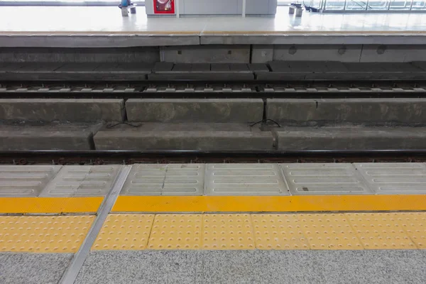 Yellow Line Symbol Protects Passengers Falling Electric Rail Safety — Stockfoto
