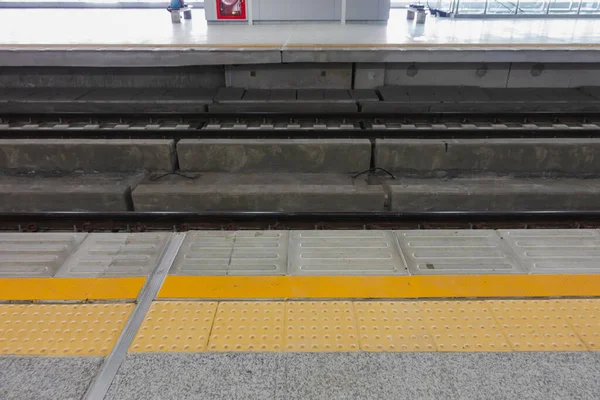 Yellow Line Symbol Protects Passengers Falling Electric Rail Safety — Stock Photo, Image