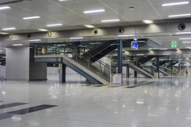 Boş bir metro istasyonunda gün içinde yolcuları olmadan inip çıkmak için merdivenler.