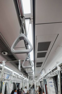 Elektrikli trenlerdeki güvenlik döngüleri gündüz ayakta duranlar için bekletilir