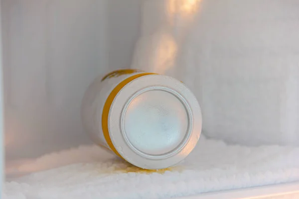 Latas Cerveja Foram Imersas Congelador Geladeira Onde Gelo Era Muito — Fotografia de Stock