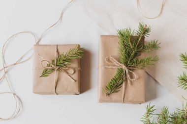 Beyaz arka planda izole edilmiş noel hediyesi. Üst görünüm