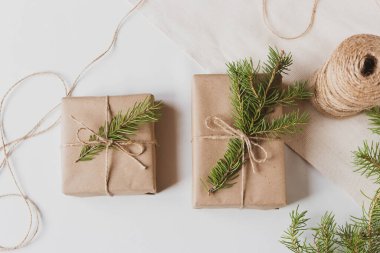 Beyaz arka planda izole edilmiş noel hediyesi. Üst görünüm