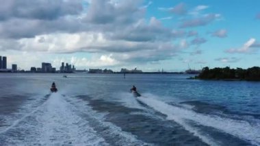 Lüks yatın yanında jet ski yüzüyor.