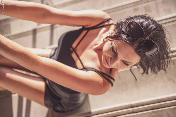 Mujer Cabello Oscuro Posando Vestido Negro Las Escaleras Hormigón Mujer Imagen De Stock