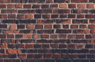 Tuğladan yapılmış tuğla duvar, çeşitli şekillerde kirlenmiş. Her tuğla zemin diğer katlarla iç içe olmak üzere inşa edilmiştir. Çok güzel tuğla duvar..
