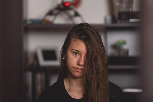 Retrato Una Chica Con Ojos Verdes Casa Chica Sentada Frente —  Fotos de Stock