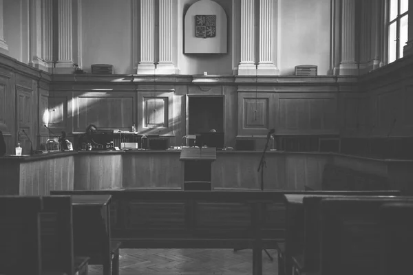 オパヴァの法廷 部屋には木製のカウンターがあり その後ろにはレコーダーと裁判官が座っており コンピュータモニターで覆われています 写真は黒と白 木製のベンチがあります — ストック写真