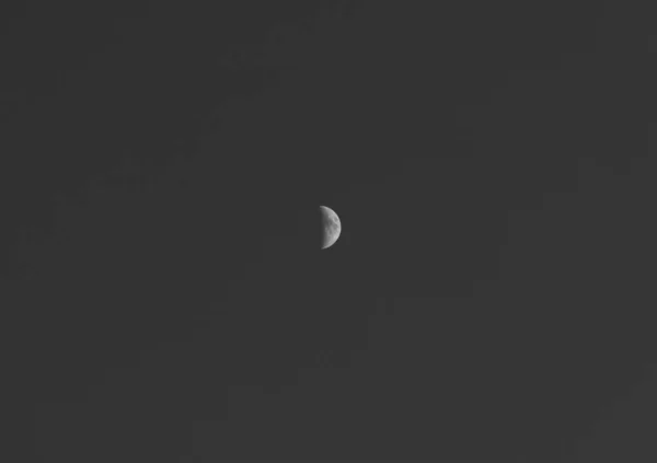 Half Moon Middle Dark Sky Moon Only Object Otherwise Empty — Stock Photo, Image