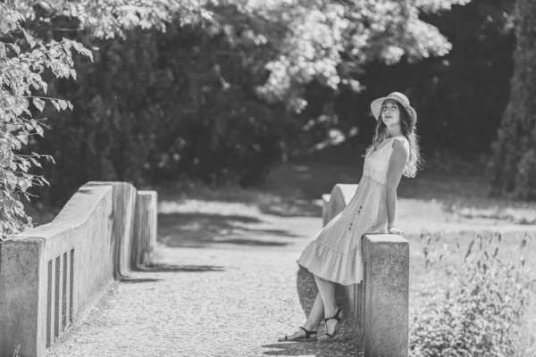 Красивая Женщина Сидит Городском Парке Каменном Мосту Ней Белое Платье — стоковое фото