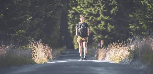 Photo Shows Blonde Woman Facing Direction Forest Path She Walking — Foto de Stock
