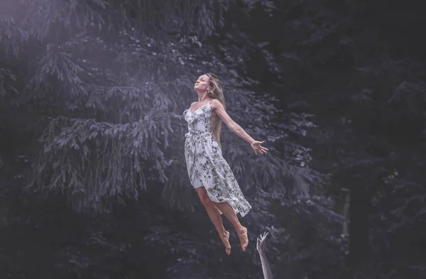 Kvinnan Flyger Mot Det Inkommande Ljuset Uppåt Skogen Kvinnan Befinner — Stockfoto