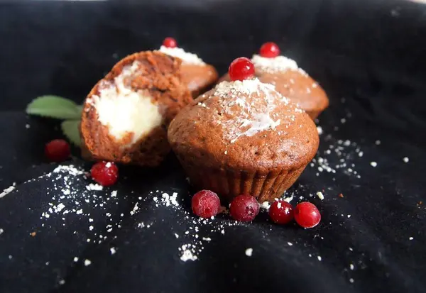 Házi Készítésű Csokoládé Muffinok Friss Bogyókkal Tejszínnel — Stock Fotó