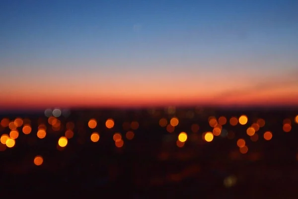 Gece Şehrinin Arka Planıyla Pencereyi Islat — Stok fotoğraf