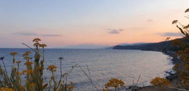 Kırım 'da günbatımında nefis bir manzara. Dağ manzarası ve deniz turuncu bir günbatımında.