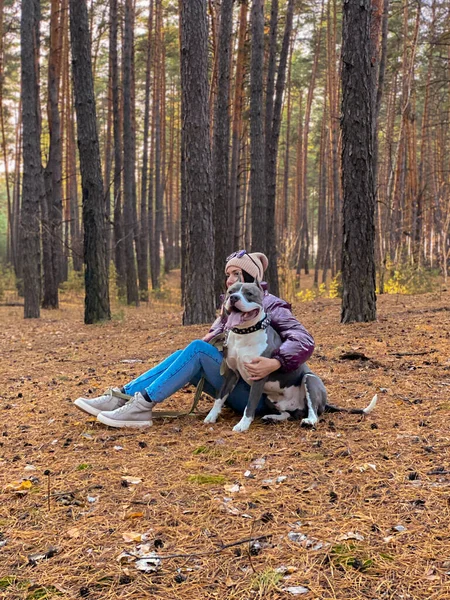 Morena Mujer Caucásica Con Perro Americano Stafford Fuera Posando Soleado —  Fotos de Stock