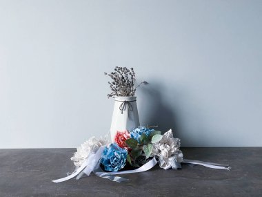 Vazoda bir buket sanatsal tekstil çiçeği