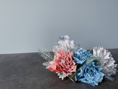 Klasik arka planda bir buket sanatsal tekstil çiçeği.